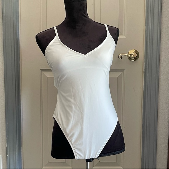 🌴GORGEOUS WHITE Shade & Shore Swim Suit - Picture 1 of 4